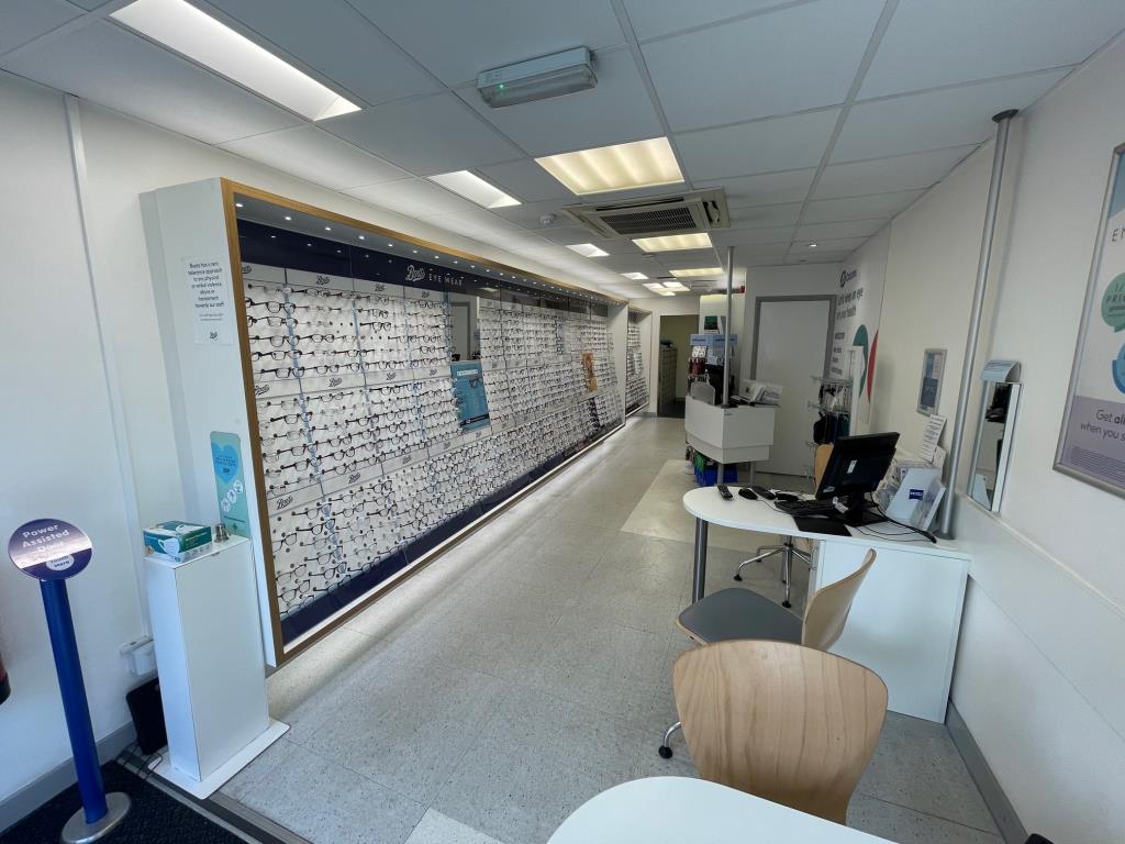 Lot: 103 - COMMERCIAL INVESTMENT - FREEHOLD RETAIL/SHOP UNIT IN HIGH STREET LOCATION - Main sales and display area in the opticians